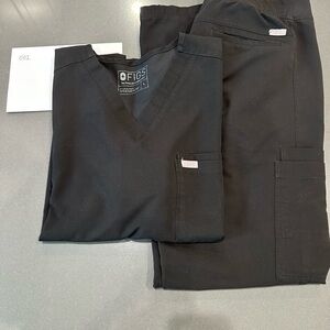 Men’s FIGS Black Scrub Set (L)